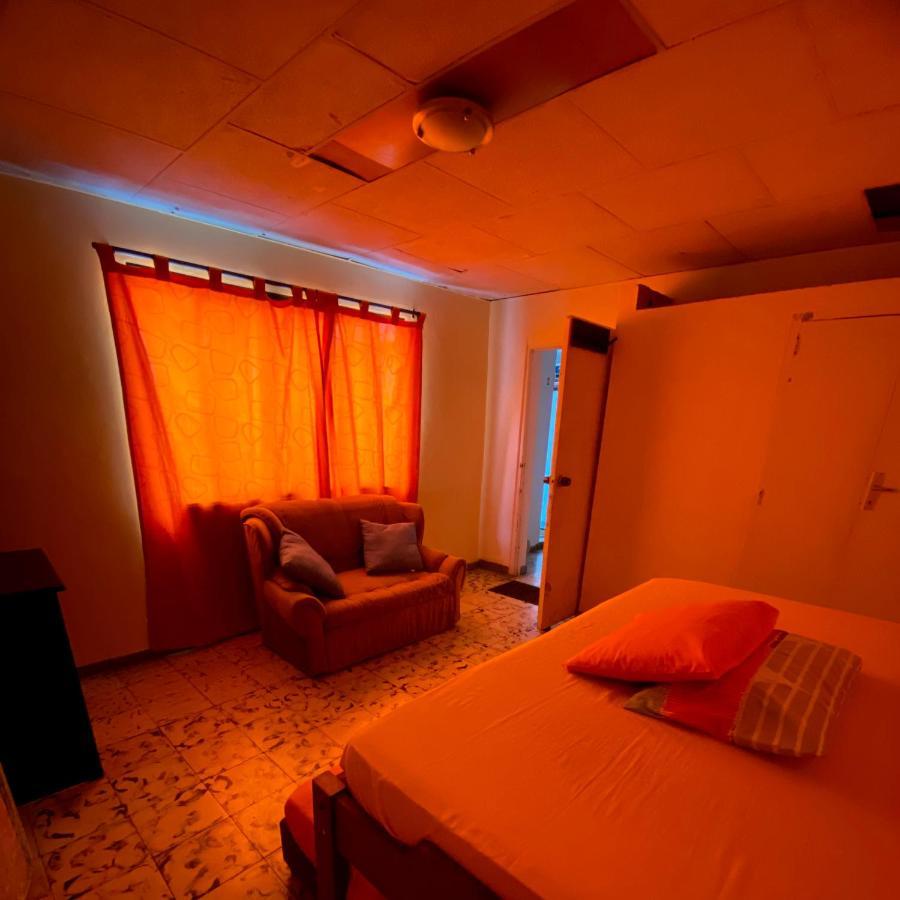 Hostal Casa Las Tias Меделин Екстериор снимка